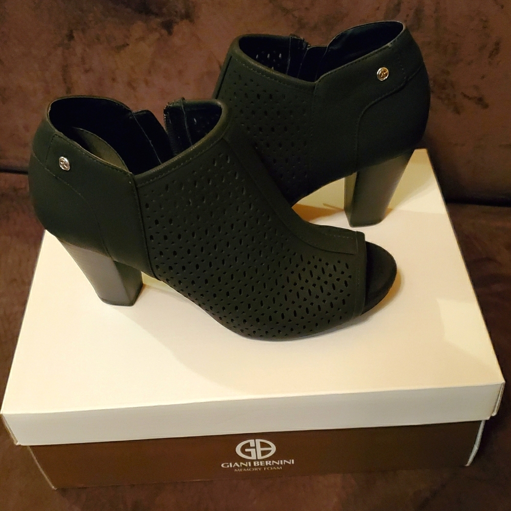 GIANI BERNINI Memory Foam Open Toe Booties